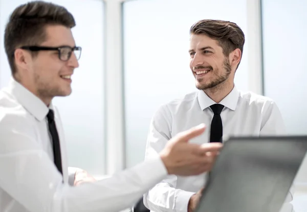 Geschäftsmann benutzt Laptop bei Besprechung — Stockfoto