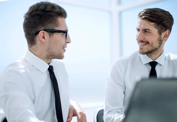 Junger professioneller Geschäftsmann mit modernem Laptop — Stockfoto