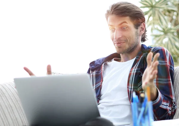 Surprins tip care lucrează cu laptop de acasă. Conceptul de freelancing . — Fotografie, imagine de stoc