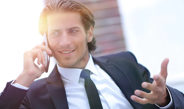 Hombre de negocios hablando por teléfono inteligente. —  Fotos de Stock