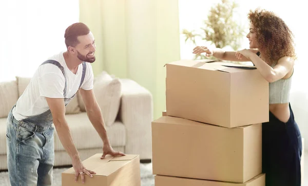 Gelukkig en jonge paar dozen kijken — Stockfoto