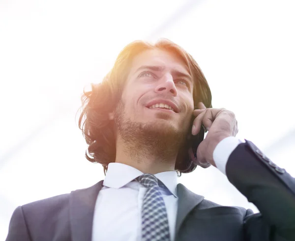 Hombre de negocios hablando en móvil .isolated en blanco . —  Fotos de Stock