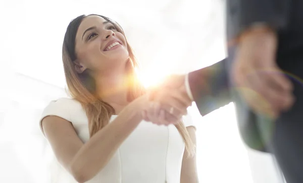 Geschäftsfrau schüttelt ihrem Partner die Hand — Stockfoto