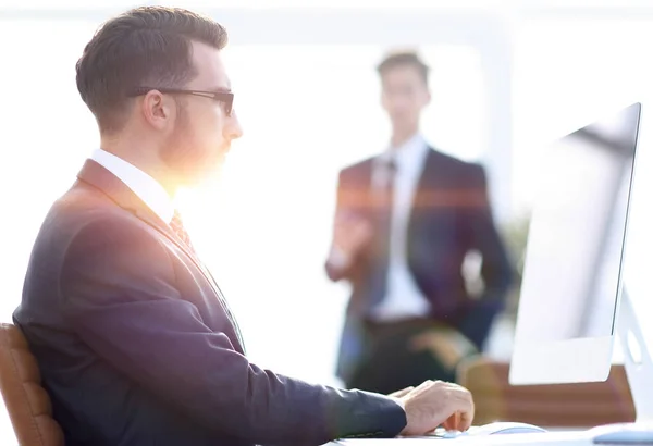 Hombre de negocios serio sentado en su escritorio — Foto de Stock