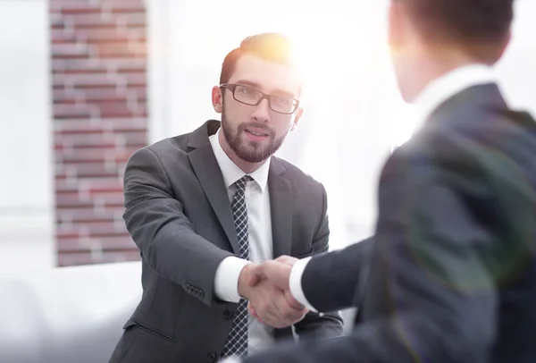 ビジネスミーティングの後握手をする二人の同僚 — ストック写真