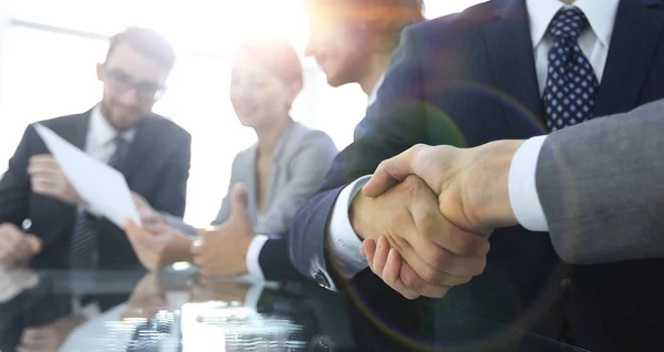 Handslag för affärspartners i konferensrum — Stockfoto