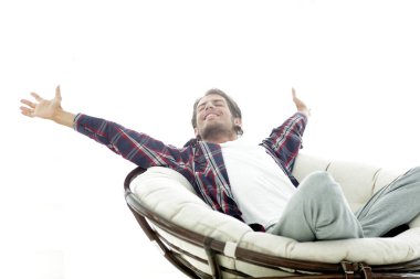 şık adam rahat bir sandalye germe