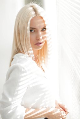 bir pencere duran bir genç iş kadını Close-Up