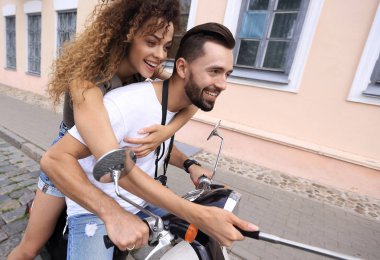 Selfie smartphone üzerinde açık yapma scooter üzerinde mutlu çift