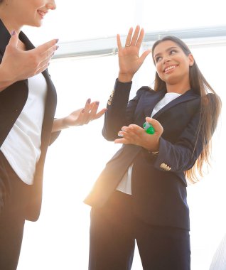 flipchart üzerinde bir marker ile işaret iş kadını