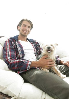 şık adam büyük bir rahat koltukta oturan.