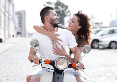 Güneşli bir günde bir şehir sürme mutlu genç Çift