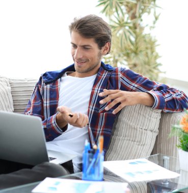 şaşırmış adam evden dizüstü bilgisayar ile çalışma. freelancing kavramı. kopya alanı ile fotoğraf.