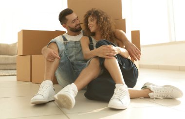 Yeni dairende evli çift oturma yakınındaki karton kutuları