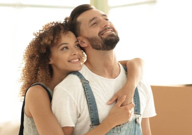 Mutlu evli çift yeni bir daire inceliyor