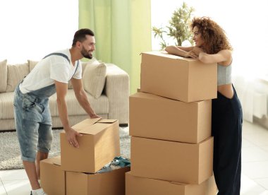 Mutlu ve genç çift kutu