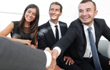 bir iş el sıkışma ortakları closeup