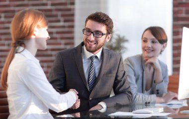 ofiste iş arkadaşları arasında dostça el sıkışma
