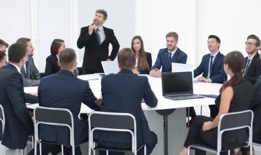 İş adamı müzakerelerde bir öneri üzerine konuşuyor.