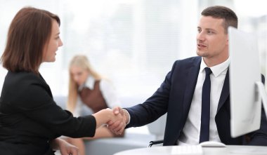 İş amaçlı bir el sıkışma kadın iş ortağına yakın çekim. İş kavramı..