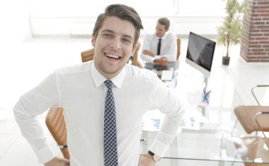 Ofisin arka planında başarılı bir işadamı.