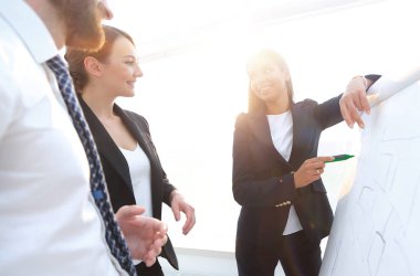 flipchart üzerinde bir marker ile işaret iş kadını