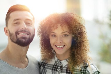 mutlu genç çift birbirlerine sarılıyor.