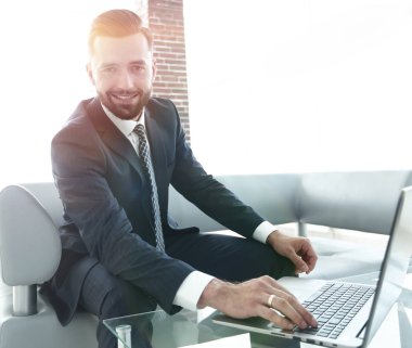 modern insan ofis lobisinde laptop çalışma.