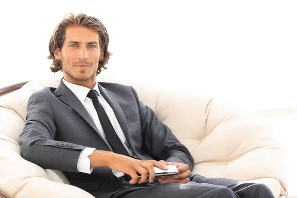 Hombre de negocios exitoso hablando en un teléfono inteligente — Foto de Stock