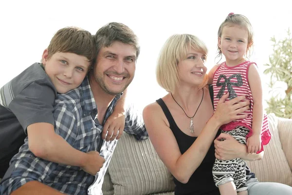 4 소파에 앉아 행복 한 가족 — 스톡 사진