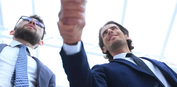 自信を持っているビジネスマンは握手 一緒に事務所に立っている笑顔 — ストック写真