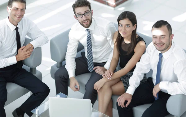Επιτυχημένη επιχειρηματική ομάδα κάθεται στο γραφείο υποδοχής — Φωτογραφία Αρχείου