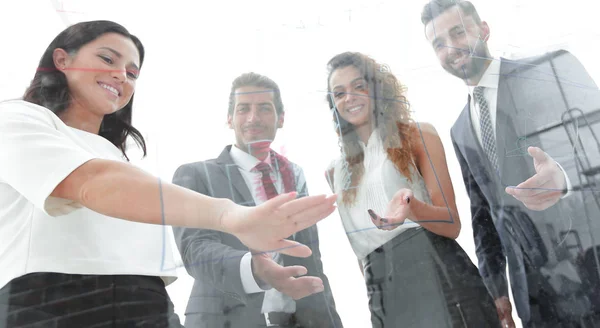 Donna esecutiva che parla con il suo team di lavoro — Foto Stock