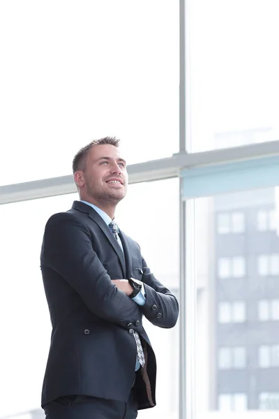 Πορτρέτο του αυτοπεποίθηση επιχειρηματίας ψάχνει έξω από το παράθυρο του γραφείου. — Φωτογραφία Αρχείου