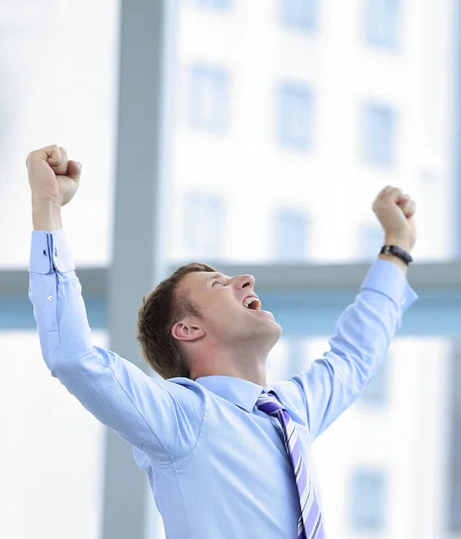 Empresário comemorando com seus punhos levantados no ar — Fotografia de Stock