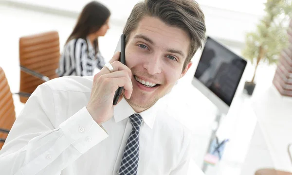 Obchodník mluví na mobilním telefonu. — Stock fotografie