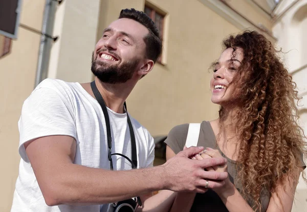 Ein Paar spaziert durch die Straßen der Stadt und hat Spaß — Stockfoto