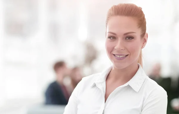 Retrato de mujer de negocios confiada en el fondo de la oficina . — Foto de Stock