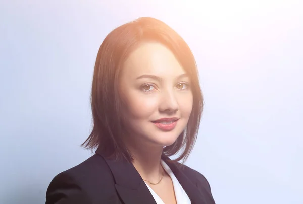 Portret van een jonge succesvolle zakenvrouw tegen een lichte achtergrond. — Stockfoto