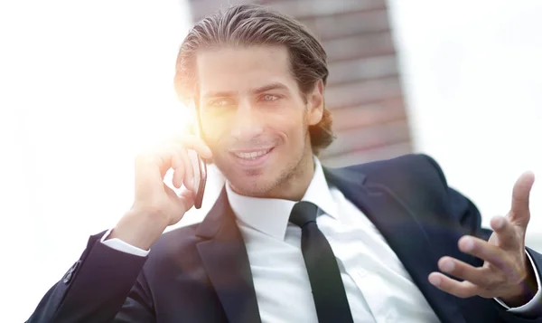 Hombre de negocios hablando por teléfono inteligente. —  Fotos de Stock