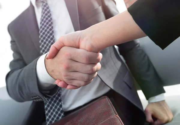 Uomo d'affari stringendo la mano per siglare un accordo con il suo partner — Foto Stock