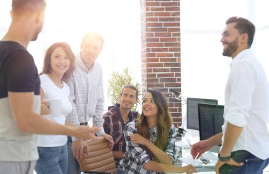 takım genç çalışanların tartışıyor