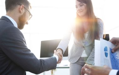 Hoş geldiniz ve iş adamlarının el sıkışması.