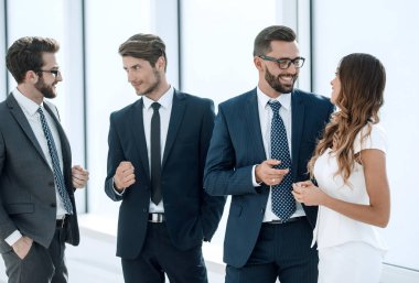 Patron ve çalışanlar ofis koridorunda duran