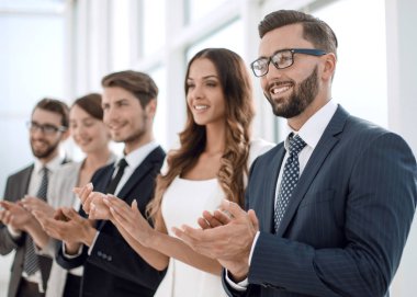 Grup iş adamları biri görevliler içinde ayakta alkış