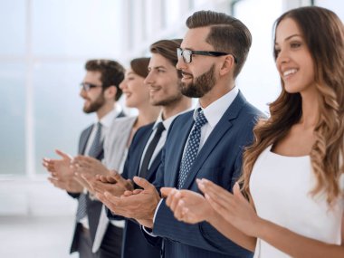 ofiste dururken birine applauding iş takım