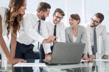 Online bilgi tartışırken iş takım