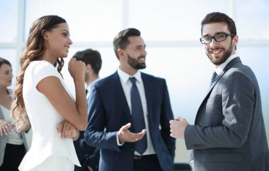 ofiste iş arkadaşları ile konuşurken işadamı