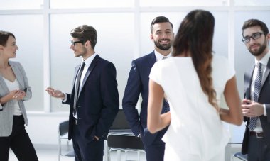 Başarılı iş ekibi yeni fikirleri tartışıyor