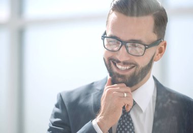 Kapatın. Ofiste duran ciddi bir iş adamı..